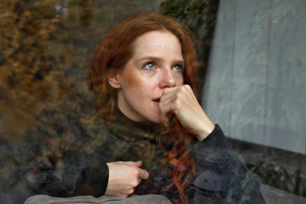 Portrait nachdenkliche junge Frau