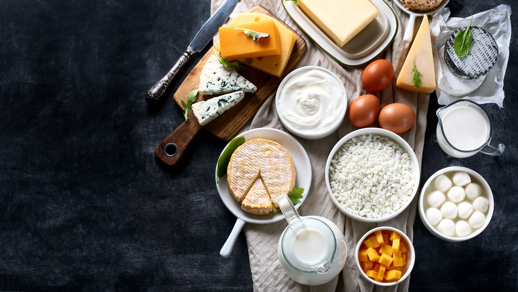 Tisch mit Nahrungsmitteln, die reich an Vitamin B sind